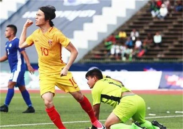 输球又输人！日本队脚太黑背后飞铲还不够一脚踹在国足小将裆部