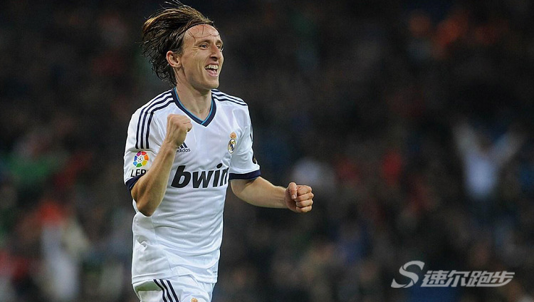 中场aj足球鞋,阿迪达斯碎钉顶级足球球鞋推荐