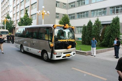 开车遇到丧葬车队怎么做,遇到出殡车队如何避让