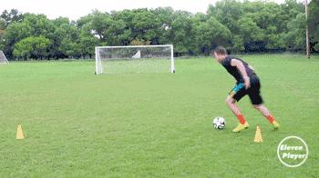 足球带球突破时需要注意什么,足球左脚踩球右脚带球转身教学