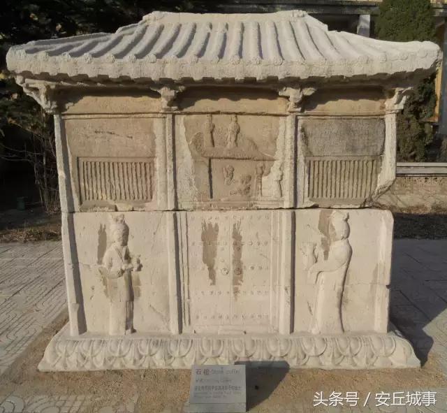 安丘石埠子出土一石棺，人称九女坟