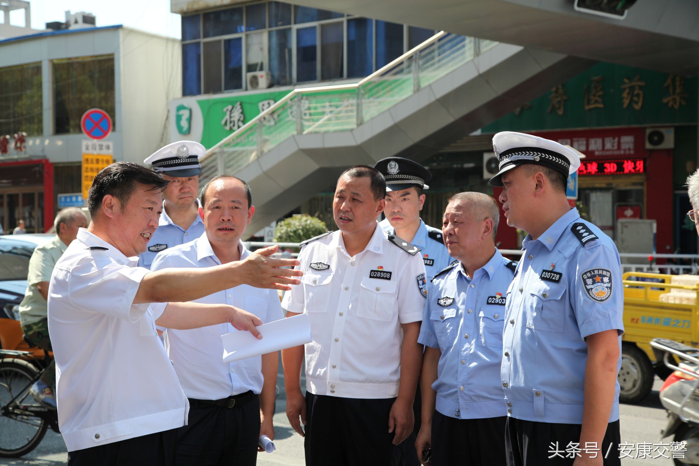 政府领导看望慰问一线执勤人员,公安局长慰问雨中执勤交警