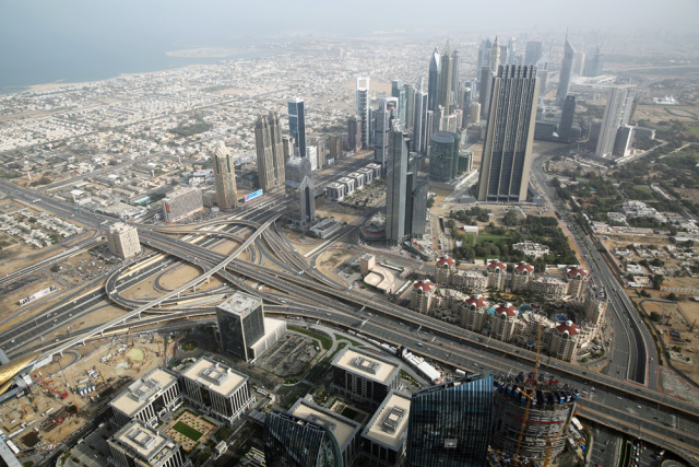 迪拜,一边是黄金,一边是黄土