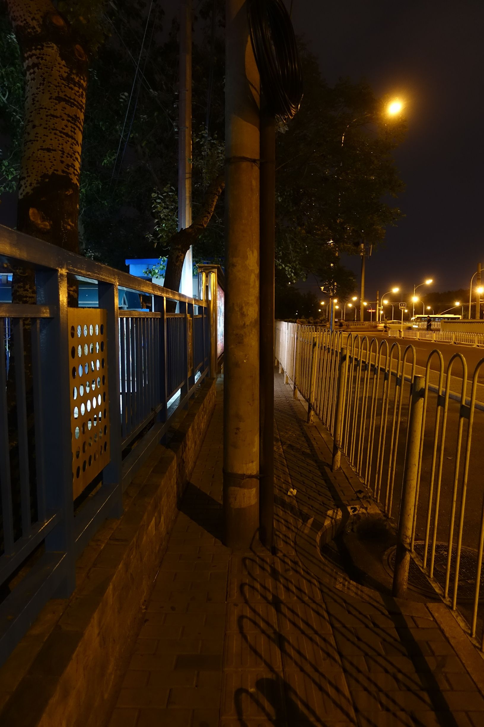 骑车如同走钢丝,过斑马线要跨栏记者亲历北京交通中的“反人类设计”