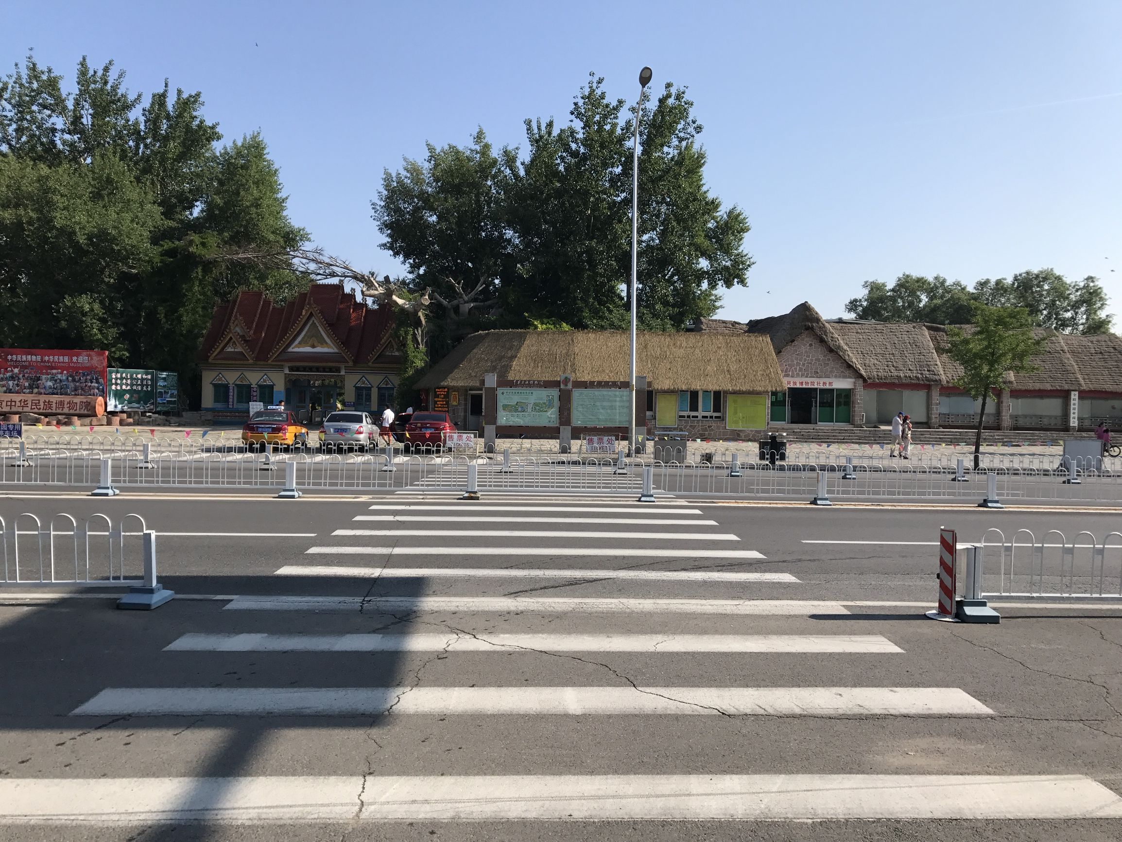 骑车如同走钢丝,过斑马线要跨栏记者亲历北京交通中的“反人类设计”