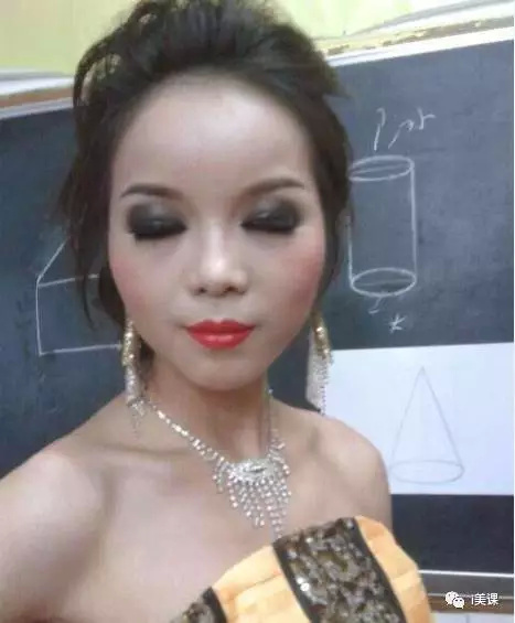 超模米兰达可儿妆容,和姐妹一起化个名媛妆