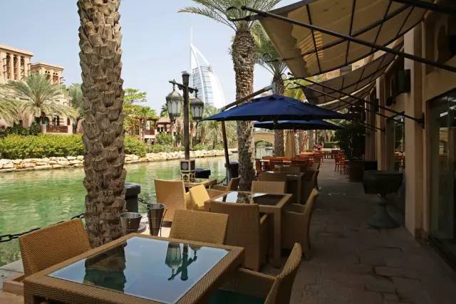 迪拜,一边是黄金,一边是黄土