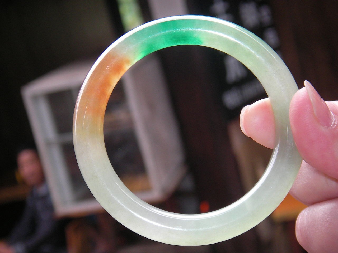 玉手镯挑人吗,玉人手镯