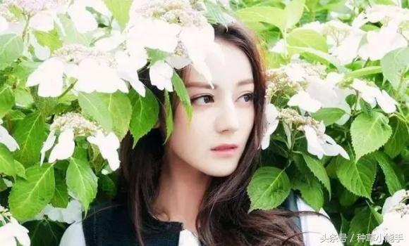 娜扎晒美背皮肤白到发光,娜扎变身神奇女侠白到发光