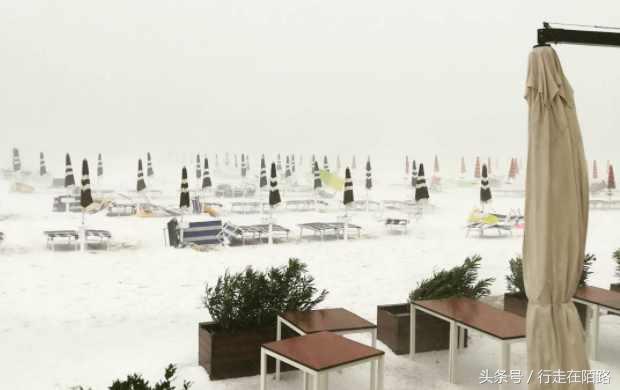 意大利海滩小镇“六月飞雪”,游客却纷纷表示很舒服
