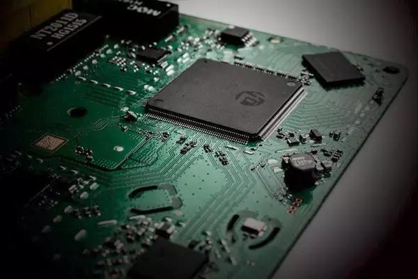 从一个路由器上再接一个路由器,路由器的6根天线怎样摆为最好