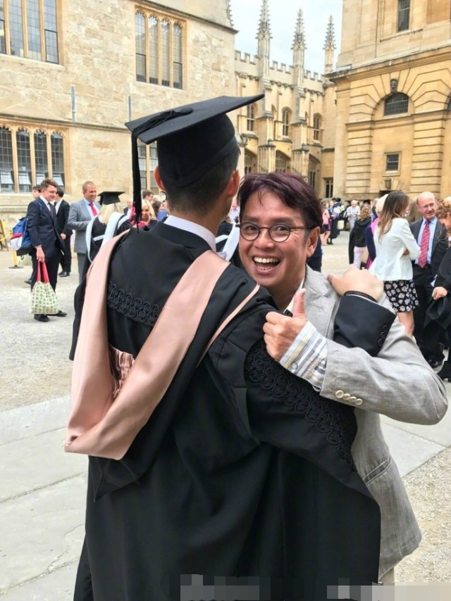 高大帅气十项全能,画画弹钢琴打篮球无一不会,谭咏麟21岁儿子不进娱乐圈可惜了