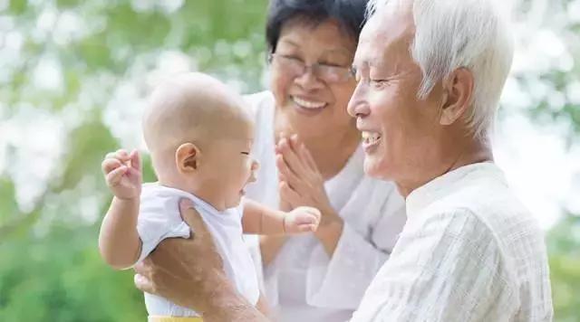 宝宝亲老人不亲爸妈怎么办,怎么才能让孩子不跟奶奶亲