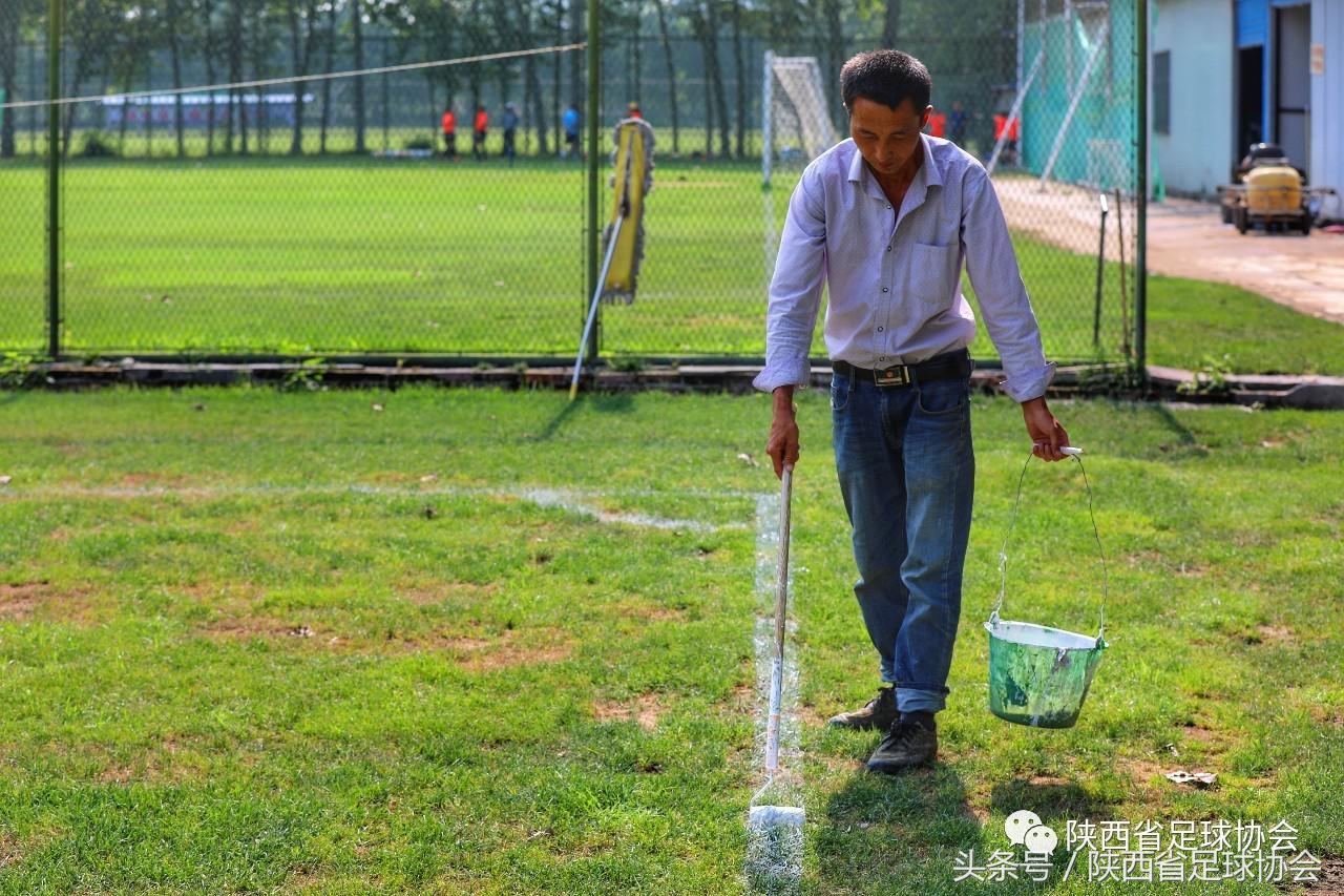 陕西足球背后人物系列丨丈八训练基地绿茵美容师，高温下坚守一线保障场地