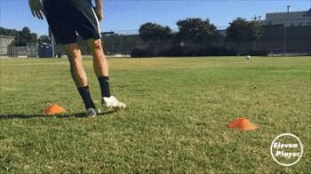 足球实战技巧长传球的练习秘诀,新手必学足球简单的过人技巧