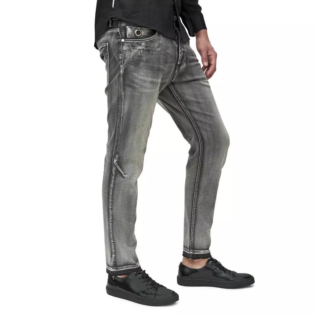 别争了，至少在牛仔裤这件事上，C罗肯定比梅西强