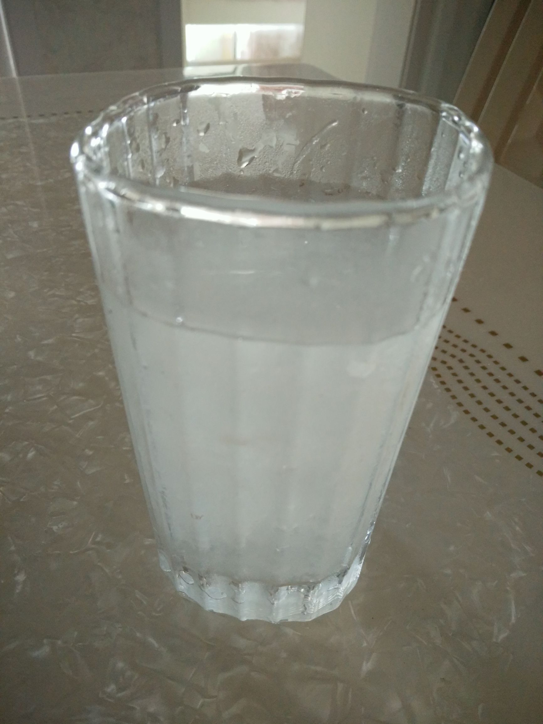 当你发现泡发的燕窝里有很多细小的毛毛挑不干净吃下去又觉得膈应时怎么办？教你两招，轻松搞定