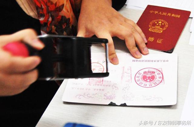 夫妻户口不再同一城市，离婚时，该到谁的户口所在地办理？