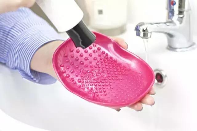 用清洁工具洗化妆刷,比马桶都脏的化妆刷到底怎么洗