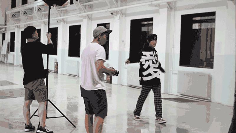 王嘉尔jackson军训,jackson王嘉尔烟嗓