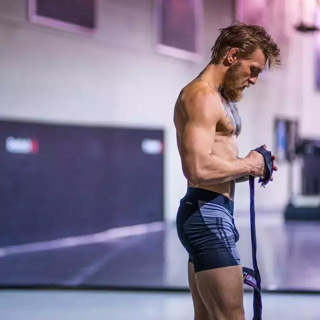 擂台上的神，生活中的潮人，这样的拳王有点酷！