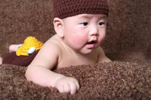 不要给小朋友吃太多容易肠套叠,容易引起肠套叠的动作