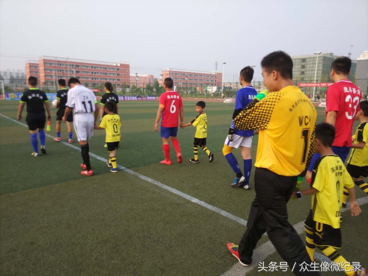 “草根同乐，挥汗绿茵”——绽放滨城健儿风采