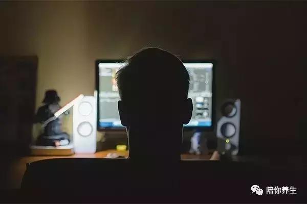 头发少秃顶适合什么发型,头顶头发稀少怎么办剃光头