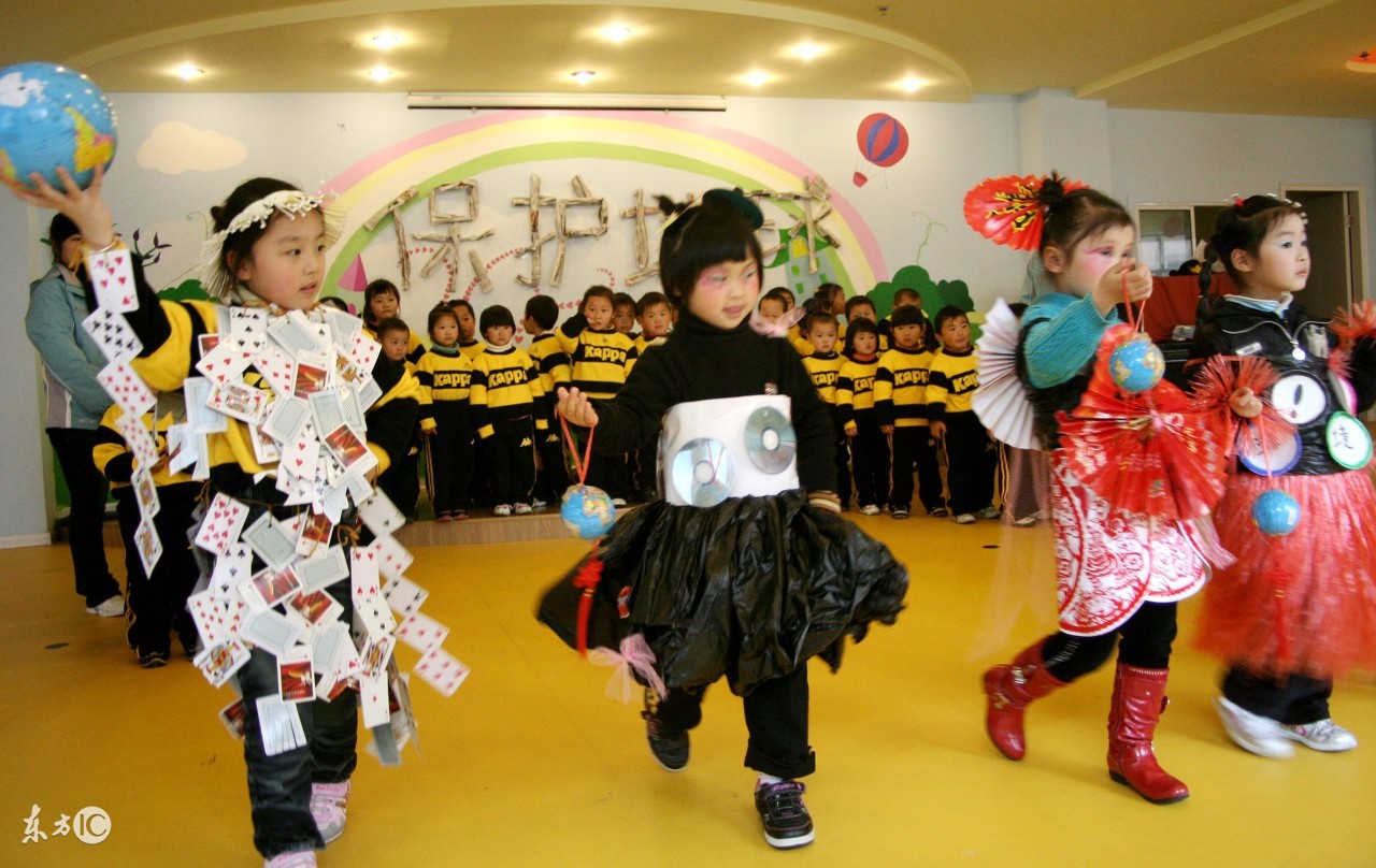 我家孩子爱臭美，每天翻遍衣柜选自己中意的衣服，拿着水彩笔给小脸化妆，怎么办？