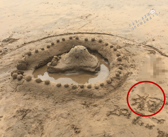 男粉丝不顾酷暑，花1天在海边为赵丽颖堆爱心，被熊娃全部踩坏