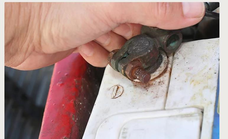 更换汽车蓄电池要换原装的吗,汽车更换蓄电池断电和不断电区别