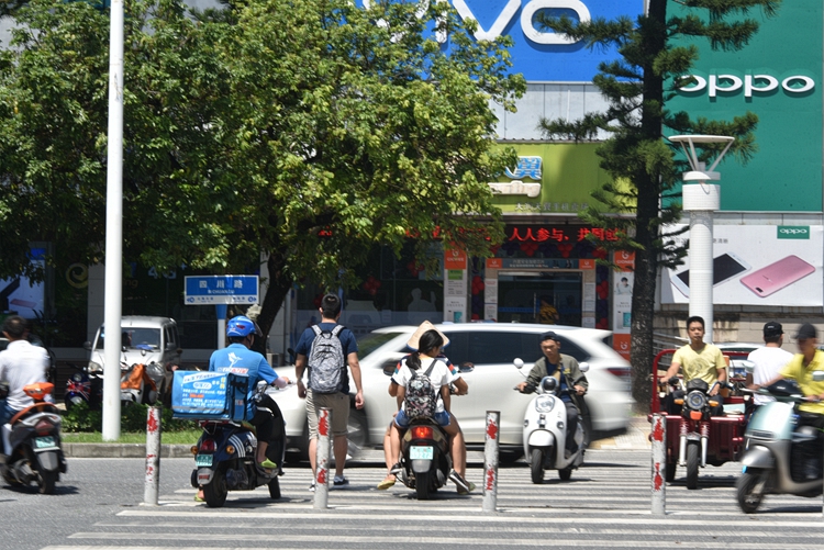 北海不礼让行人不扣分的视频,广西北海礼让行人监测点