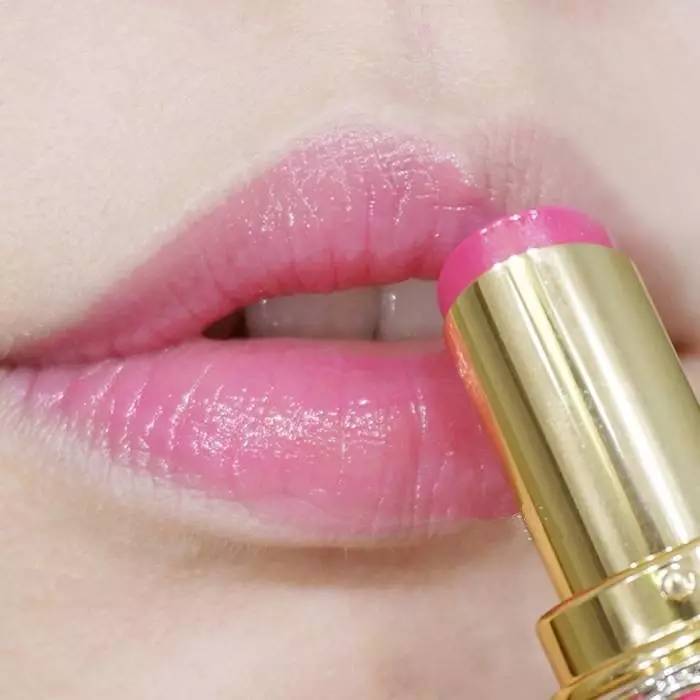 为什么美妆博主的口红都要涂出去 (美妆博主和普通人涂口红哪个好)