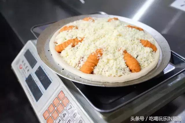 汪涵吴秀波关之琳宋茜刷爆票圈时，这个镶金边的pizza却火了