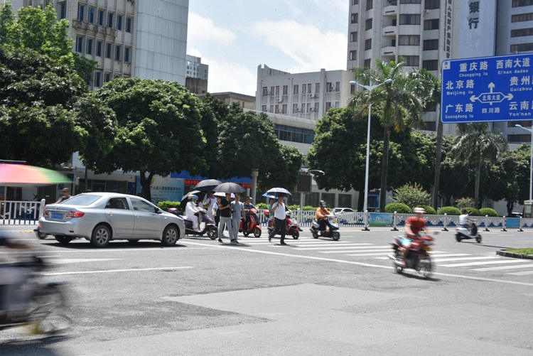 北海不礼让行人不扣分的视频,广西北海礼让行人监测点