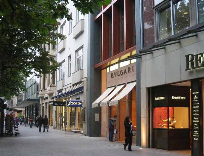 除了啤酒足球汽车,这里还有*情纵**的购物体验