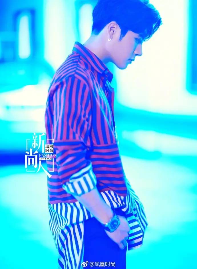 王嘉尔jackson军训,jackson王嘉尔烟嗓