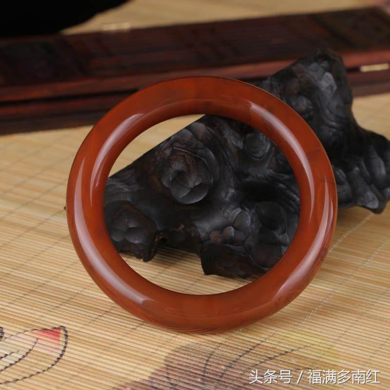 南红手镯戴左手还是右手,南红手镯断了怎么办