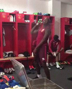 场上他是中超顶级外援，场下他是一名网红，学中文要给球迷正能量