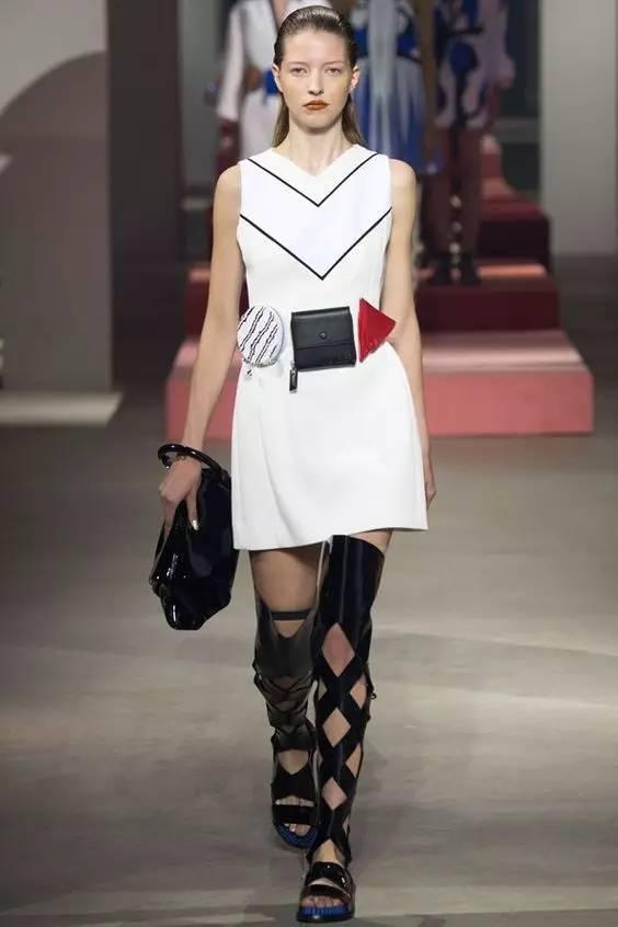 你花1000块买的包，背上却像卖菜的