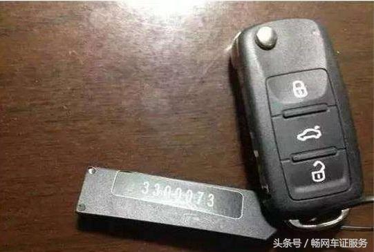 挡风玻璃有好多小亮点,挡风玻璃小黑点能贴东西吗图片