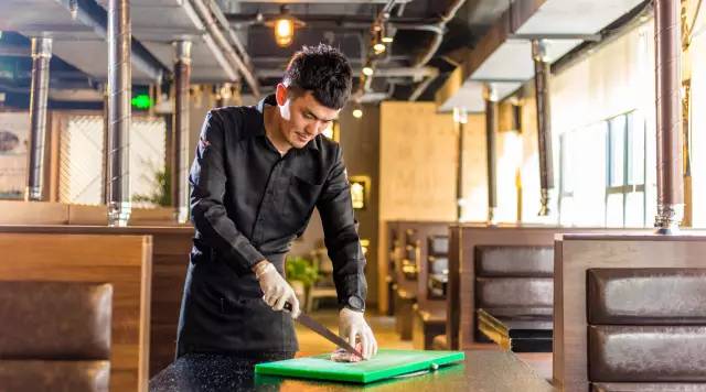 这家店开在体育西最“尴尬”的位置，仅用一年就风靡全广！