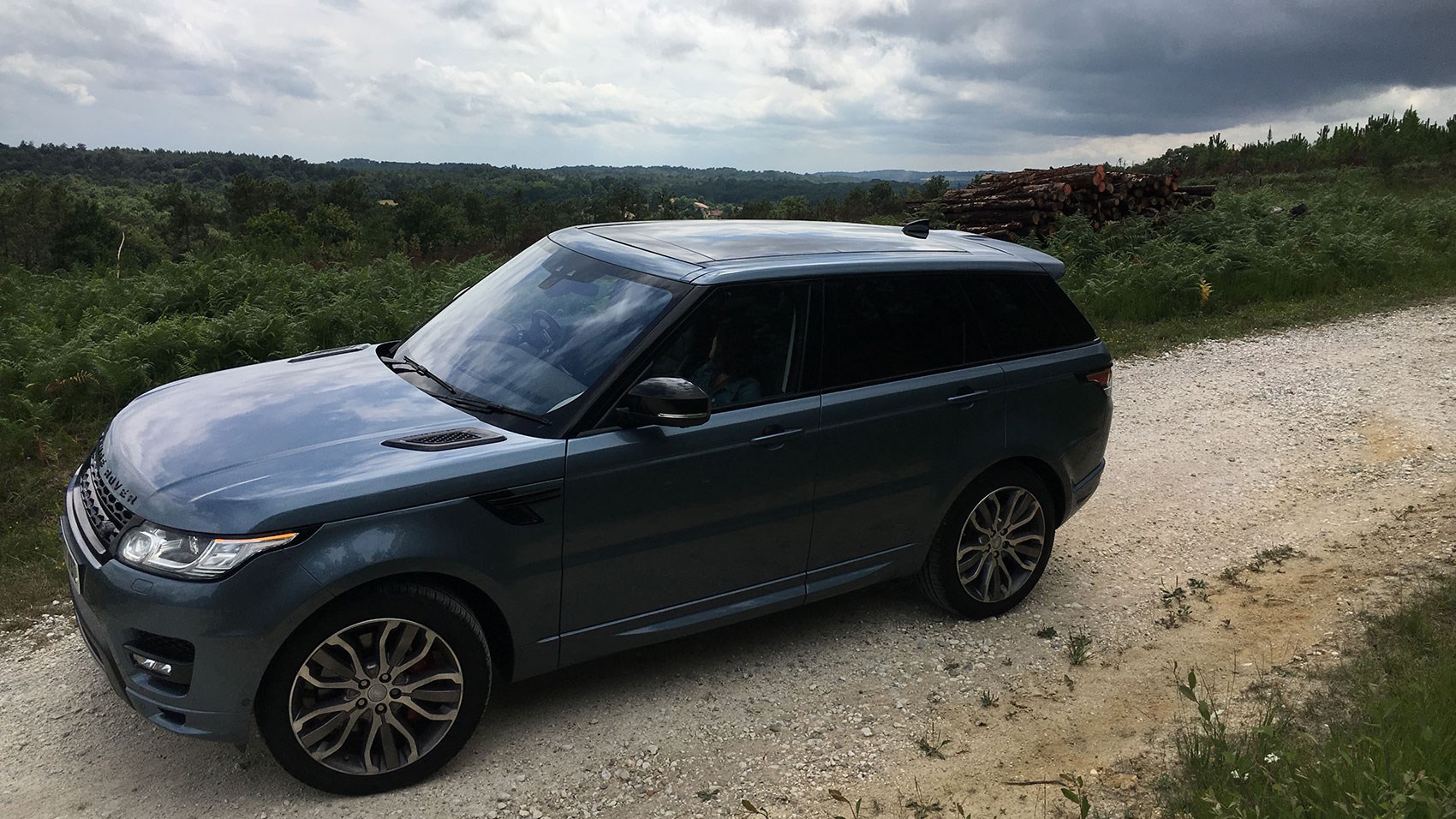 路虎揽胜sdv6试驾视频,路虎揽胜运动版2024款用车实测