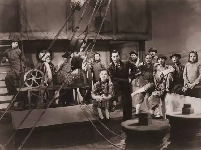 她是绝代美人,从影40余年演绎50多个形象,一生却只爱一个人