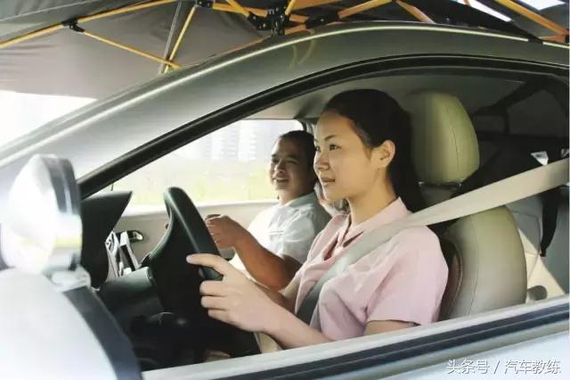 驾校普通班和贵宾班的区别,驾校一对一的班划算吗