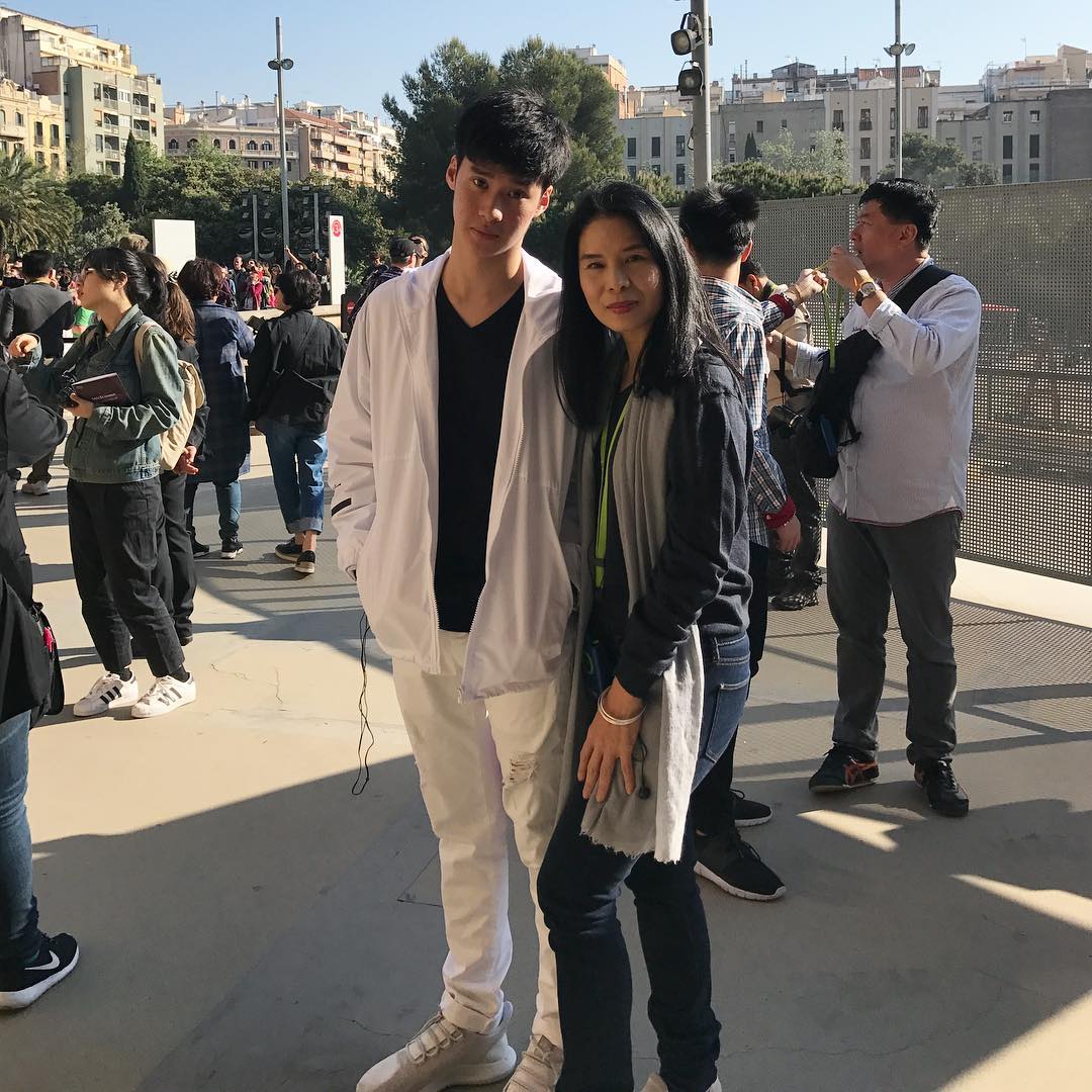 泰国母亲节，来看看泰星与母亲的有爱照片吧！