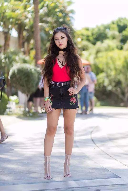 今年流行的前后开叉牛仔半裙,2022流行的牛仔半裙