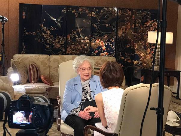 她是绝代美人,从影40余年演绎50多个形象,一生却只爱一个人