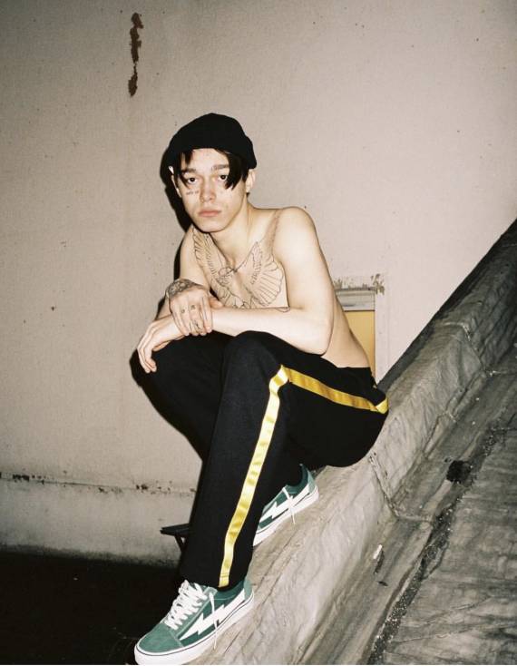 杨幂，金小妹都爱的“假VANS”，为何却有八倍价钱差距？