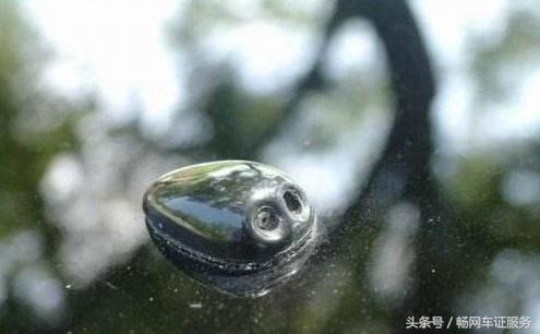 挡风玻璃有好多小亮点,挡风玻璃小黑点能贴东西吗图片